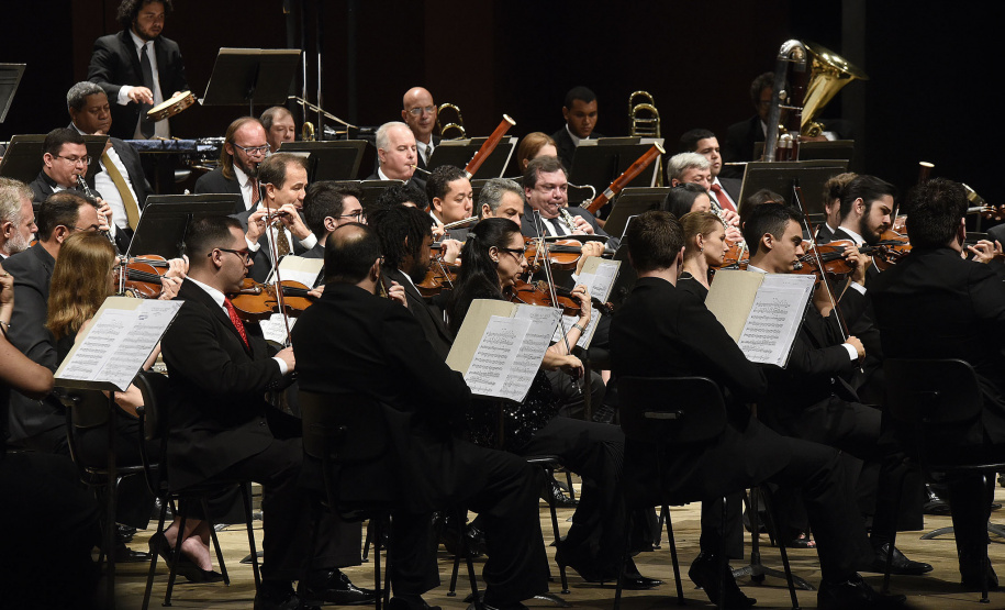 A Orquestra Sinfônica do Paraná apresenta neste domingo (9), às 10h30, no Teatro Guaíra (Auditório Bento Munhoz da Rocha Netto), o Concerto Barroco, com regência do maestro-convidado Luís Otávio Santos, especialista em música barroca. - Curitiba, 06/06/2019 - Foto: Kraw Penas/SEEC