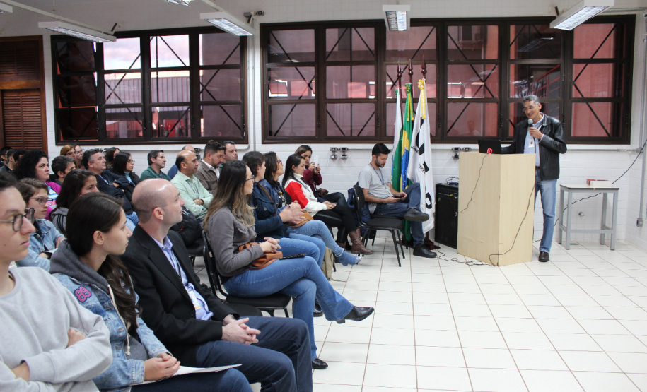 Sanepar, Pitágoras e UTFPR lançam desafio ambiental a estudantes em LondrinaO Hackathon Ambiental é uma maratona de 24 horas para apresentação de soluções para riscos dos mananciais. Diretor da UTFPR, Sidney Alves Lourenço, fala com alunos  -  Londrina, 06/06/2019  -  Foto: Divulgação Sanepar