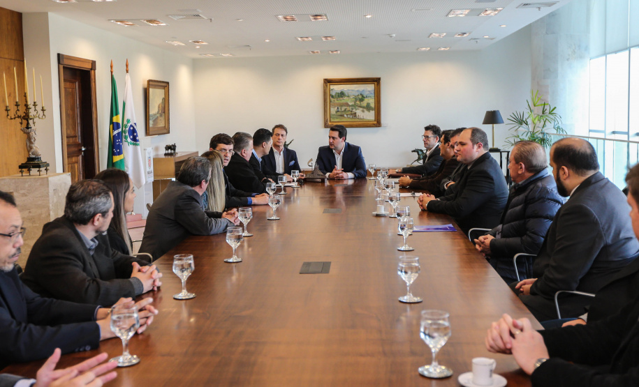 O governador Carlos Massa Ratinho Junior conheceu nesta quinta-feira (6) uma nova alternativa de energia limpa e mais econômica produzida 100% no Paraná. O diretor-presidente do Centro Internacional de Energias Renováveis – Biogás (CIBiogás), Rodrigo de Almeida Galvão, apresentou, em reunião no Palácio Iguaçu, o biometano, um biocombustível gasoso obtido a partir do processamento do biogás.  Curitiba, 06/06/2019 -Foto: Geraldo Bubniak/ANPr