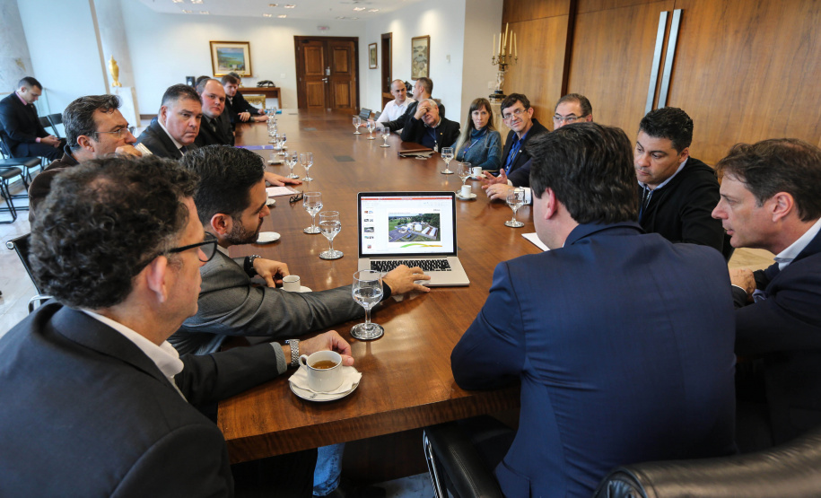 O governador Carlos Massa Ratinho Junior conheceu nesta quinta-feira (6) uma nova alternativa de energia limpa e mais econômica produzida 100% no Paraná. O diretor-presidente do Centro Internacional de Energias Renováveis – Biogás (CIBiogás), Rodrigo de Almeida Galvão, apresentou, em reunião no Palácio Iguaçu, o biometano, um biocombustível gasoso obtido a partir do processamento do biogás.  Curitiba, 06/06/2019 -Foto: Geraldo Bubniak/ANPr