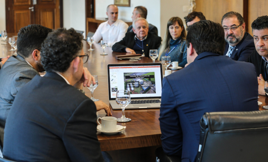 O governador Carlos Massa Ratinho Junior conheceu nesta quinta-feira (6) uma nova alternativa de energia limpa e mais econômica produzida 100% no Paraná. O diretor-presidente do Centro Internacional de Energias Renováveis – Biogás (CIBiogás), Rodrigo de Almeida Galvão, apresentou, em reunião no Palácio Iguaçu, o biometano, um biocombustível gasoso obtido a partir do processamento do biogás.  Curitiba, 06/06/2019 -Foto: Geraldo Bubniak/ANPr