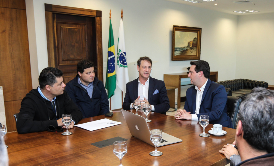 O governador Carlos Massa Ratinho Junior conheceu nesta quinta-feira (6) uma nova alternativa de energia limpa e mais econômica produzida 100% no Paraná. O diretor-presidente do Centro Internacional de Energias Renováveis – Biogás (CIBiogás), Rodrigo de Almeida Galvão, apresentou, em reunião no Palácio Iguaçu, o biometano, um biocombustível gasoso obtido a partir do processamento do biogás.  Curitiba, 06/06/2019 -Foto: Geraldo Bubniak/ANPr