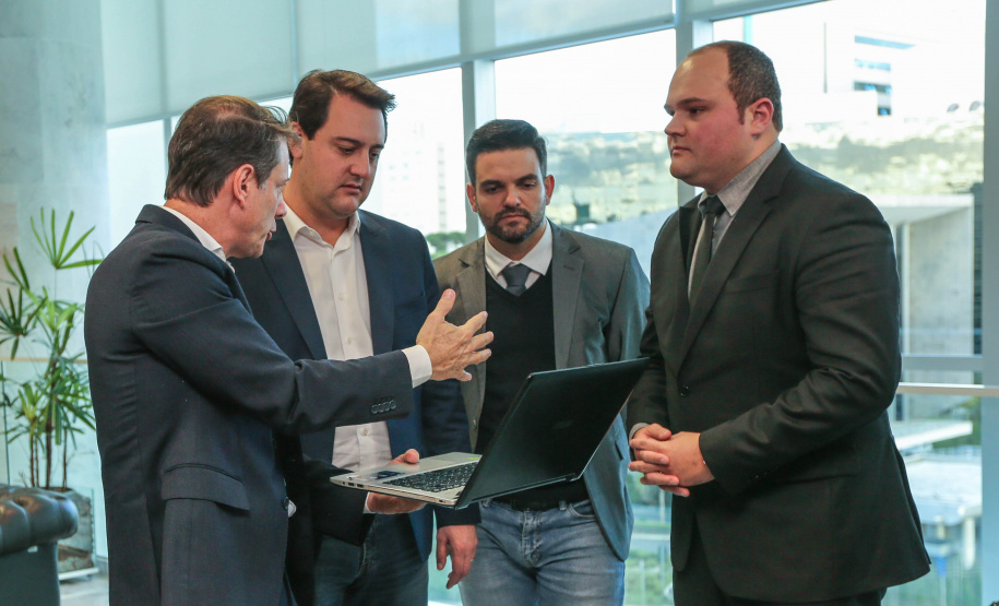 O governador Carlos Massa Ratinho Junior conheceu nesta quinta-feira (6) uma nova alternativa de energia limpa e mais econômica produzida 100% no Paraná. O diretor-presidente do Centro Internacional de Energias Renováveis – Biogás (CIBiogás), Rodrigo de Almeida Galvão, apresentou, em reunião no Palácio Iguaçu, o biometano, um biocombustível gasoso obtido a partir do processamento do biogás.  Curitiba, 06/06/2019 -Foto: Geraldo Bubniak/ANPr