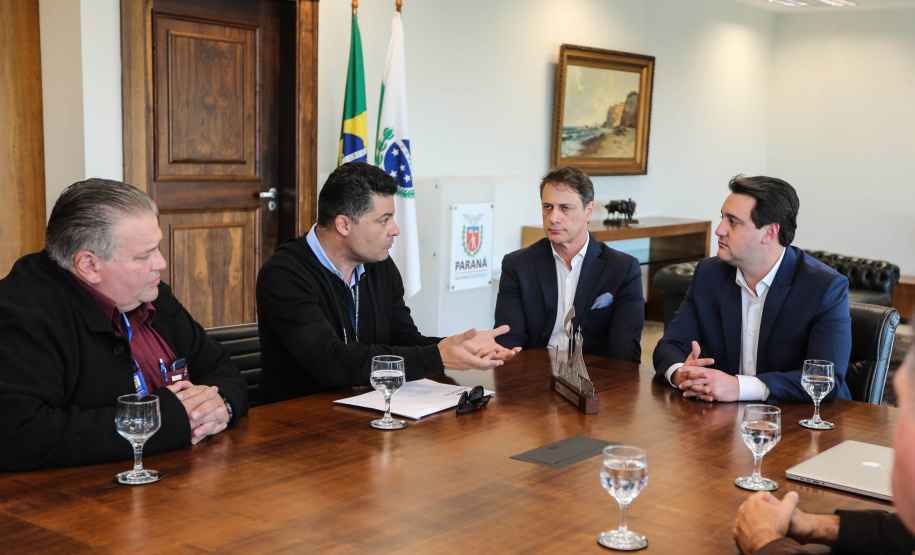 O governador Carlos Massa Ratinho Junior conheceu nesta quinta-feira (6) uma nova alternativa de energia limpa e mais econômica produzida 100% no Paraná. O diretor-presidente do Centro Internacional de Energias Renováveis – Biogás (CIBiogás), Rodrigo de Almeida Galvão, apresentou, em reunião no Palácio Iguaçu, o biometano, um biocombustível gasoso obtido a partir do processamento do biogás.  Curitiba, 06/06/2019 -Foto: Geraldo Bubniak/ANPr