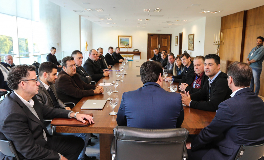 O governador Carlos Massa Ratinho Junior conheceu nesta quinta-feira (6) uma nova alternativa de energia limpa e mais econômica produzida 100% no Paraná. O diretor-presidente do Centro Internacional de Energias Renováveis – Biogás (CIBiogás), Rodrigo de Almeida Galvão, apresentou, em reunião no Palácio Iguaçu, o biometano, um biocombustível gasoso obtido a partir do processamento do biogás.  Curitiba, 06/06/2019 -Foto: Geraldo Bubniak/ANPr