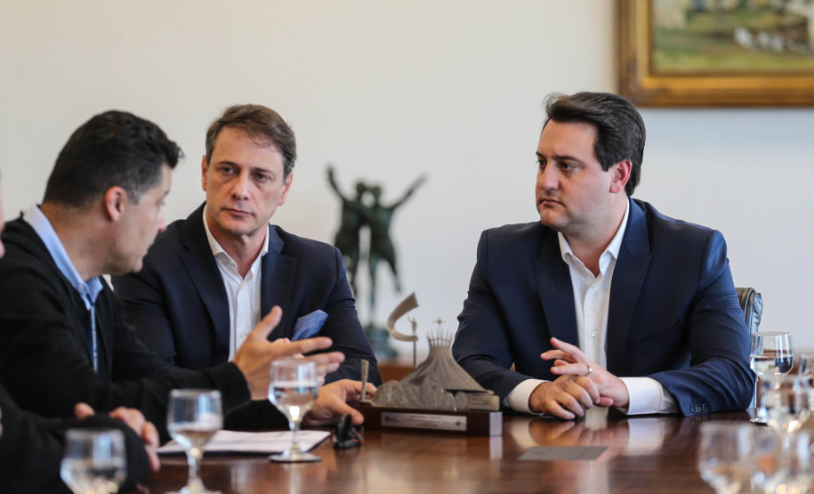 O governador Carlos Massa Ratinho Junior conheceu nesta quinta-feira (6) uma nova alternativa de energia limpa e mais econômica produzida 100% no Paraná. O diretor-presidente do Centro Internacional de Energias Renováveis – Biogás (CIBiogás), Rodrigo de Almeida Galvão, apresentou, em reunião no Palácio Iguaçu, o biometano, um biocombustível gasoso obtido a partir do processamento do biogás.  Curitiba, 06/06/2019 -Foto: Geraldo Bubniak/ANPr