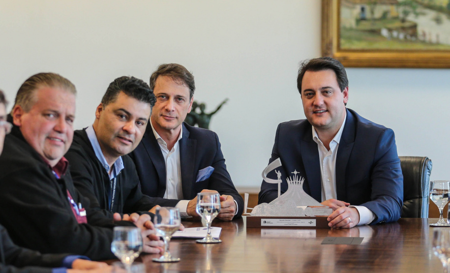 O governador Carlos Massa Ratinho Junior conheceu nesta quinta-feira (6) uma nova alternativa de energia limpa e mais econômica produzida 100% no Paraná. O diretor-presidente do Centro Internacional de Energias Renováveis – Biogás (CIBiogás), Rodrigo de Almeida Galvão, apresentou, em reunião no Palácio Iguaçu, o biometano, um biocombustível gasoso obtido a partir do processamento do biogás.  Curitiba, 06/06/2019 -Foto: Geraldo Bubniak/ANPr