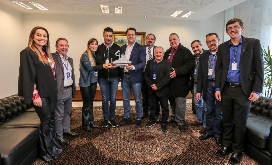 O governador Carlos Massa Ratinho Junior conheceu nesta quinta-feira (6) uma nova alternativa de energia limpa e mais econômica produzida 100% no Paraná. O diretor-presidente do Centro Internacional de Energias Renováveis – Biogás (CIBiogás), Rodrigo de Almeida Galvão, apresentou, em reunião no Palácio Iguaçu, o biometano, um biocombustível gasoso obtido a partir do processamento do biogás.  Curitiba, 06/06/2019 -Foto: Geraldo Bubniak/ANPr