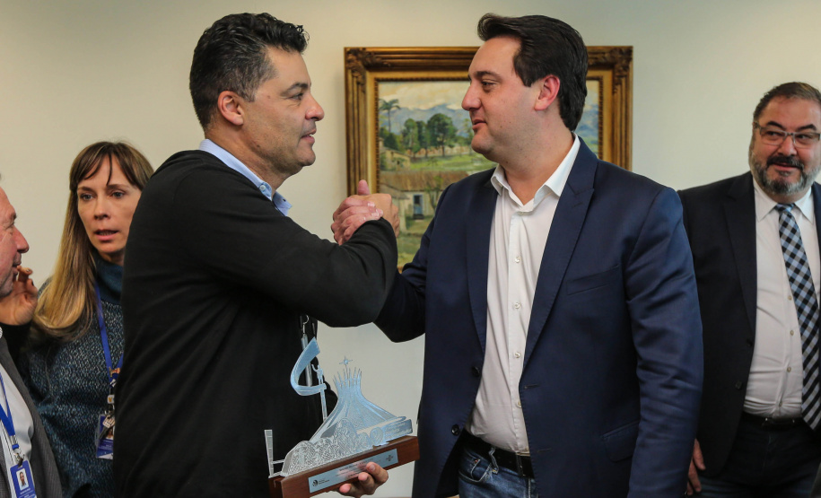 O governador Carlos Massa Ratinho Junior conheceu nesta quinta-feira (6) uma nova alternativa de energia limpa e mais econômica produzida 100% no Paraná. O diretor-presidente do Centro Internacional de Energias Renováveis – Biogás (CIBiogás), Rodrigo de Almeida Galvão, apresentou, em reunião no Palácio Iguaçu, o biometano, um biocombustível gasoso obtido a partir do processamento do biogás.  Curitiba, 06/06/2019 -Foto: Geraldo Bubniak/ANPr