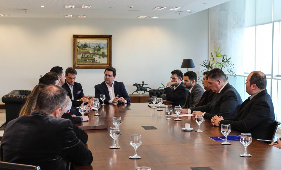 O governador Carlos Massa Ratinho Junior conheceu nesta quinta-feira (6) uma nova alternativa de energia limpa e mais econômica produzida 100% no Paraná. O diretor-presidente do Centro Internacional de Energias Renováveis – Biogás (CIBiogás), Rodrigo de Almeida Galvão, apresentou, em reunião no Palácio Iguaçu, o biometano, um biocombustível gasoso obtido a partir do processamento do biogás.  Curitiba, 06/06/2019 -Foto: Geraldo Bubniak/ANPr