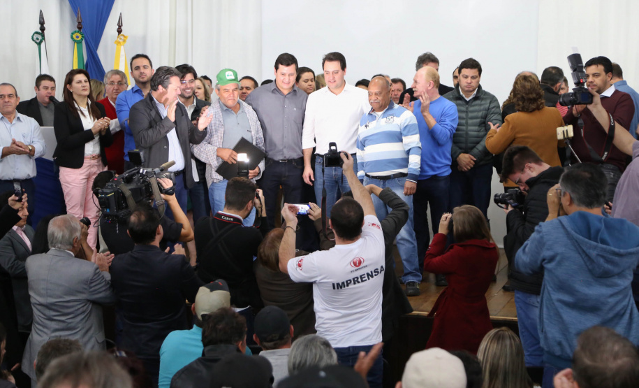 Cinquenta e seis famílias de produtores rurais ocupantes de terras pertencentes ao Estado (devolutas) em Pitanga e Boa Ventura do São Roque, no Centro do Paraná, receberam nesta sexta-feira (7) os títulos de propriedade de seus imóveis. Aguardado há anos pelas famílias, o documento de regularização das terras foi entregue em encontro com o governador Carlos Massa Ratinho Junior, realizado em Pitanga.   Foto: José Fernando Ogura/ANPr