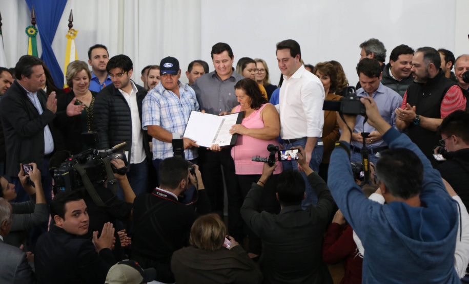 Cinquenta e seis famílias de produtores rurais ocupantes de terras pertencentes ao Estado (devolutas) em Pitanga e Boa Ventura do São Roque, no Centro do Paraná, receberam nesta sexta-feira (7) os títulos de propriedade de seus imóveis. Aguardado há anos pelas famílias, o documento de regularização das terras foi entregue em encontro com o governador Carlos Massa Ratinho Junior, realizado em Pitanga.   Foto: José Fernando Ogura/ANPr