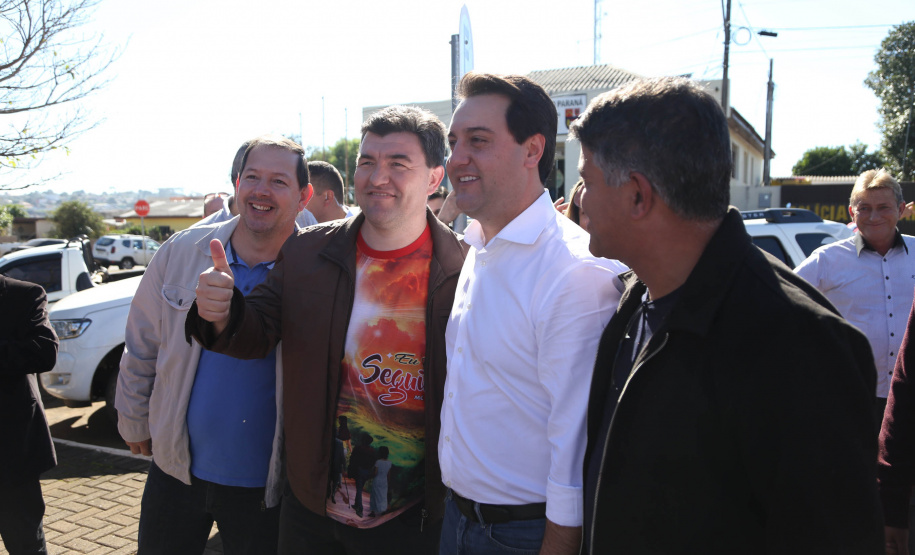 Cinquenta e seis famílias de produtores rurais ocupantes de terras pertencentes ao Estado (devolutas) em Pitanga e Boa Ventura do São Roque, no Centro do Paraná, receberam nesta sexta-feira (7) os títulos de propriedade de seus imóveis. Aguardado há anos pelas famílias, o documento de regularização das terras foi entregue em encontro com o governador Carlos Massa Ratinho Junior, realizado em Pitanga.   Foto: José Fernando Ogura/ANPr