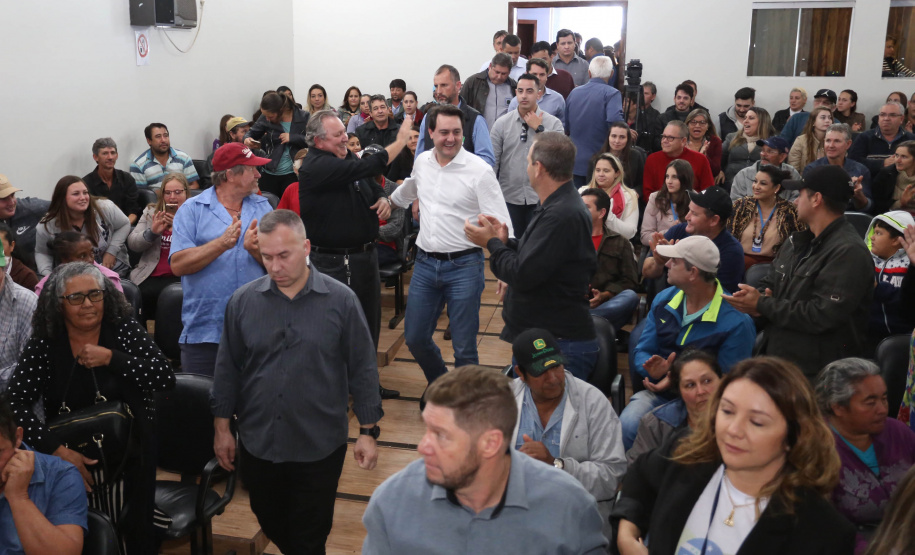 Cinquenta e seis famílias de produtores rurais ocupantes de terras pertencentes ao Estado (devolutas) em Pitanga e Boa Ventura do São Roque, no Centro do Paraná, receberam nesta sexta-feira (7) os títulos de propriedade de seus imóveis. Aguardado há anos pelas famílias, o documento de regularização das terras foi entregue em encontro com o governador Carlos Massa Ratinho Junior, realizado em Pitanga.   Foto: José Fernando Ogura/ANPr