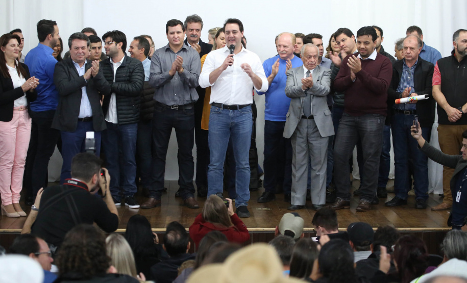Cinquenta e seis famílias de produtores rurais ocupantes de terras pertencentes ao Estado (devolutas) em Pitanga e Boa Ventura do São Roque, no Centro do Paraná, receberam nesta sexta-feira (7) os títulos de propriedade de seus imóveis. Aguardado há anos pelas famílias, o documento de regularização das terras foi entregue em encontro com o governador Carlos Massa Ratinho Junior, realizado em Pitanga.   Foto: José Fernando Ogura/ANPr