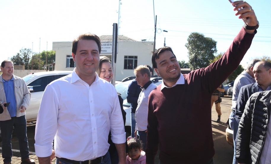 Cinquenta e seis famílias de produtores rurais ocupantes de terras pertencentes ao Estado (devolutas) em Pitanga e Boa Ventura do São Roque, no Centro do Paraná, receberam nesta sexta-feira (7) os títulos de propriedade de seus imóveis. Aguardado há anos pelas famílias, o documento de regularização das terras foi entregue em encontro com o governador Carlos Massa Ratinho Junior, realizado em Pitanga.   Foto: José Fernando Ogura/ANPr
