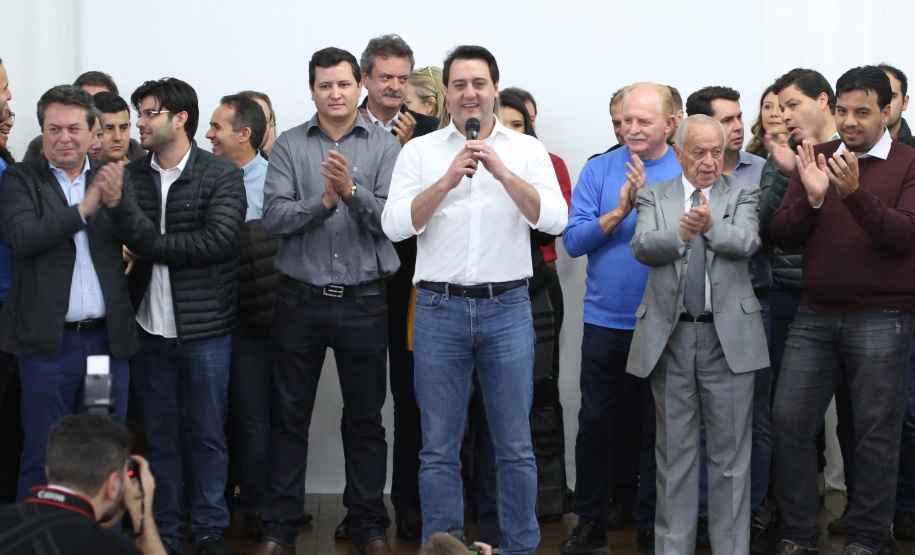 Cinquenta e seis famílias de produtores rurais ocupantes de terras pertencentes ao Estado (devolutas) em Pitanga e Boa Ventura do São Roque, no Centro do Paraná, receberam nesta sexta-feira (7) os títulos de propriedade de seus imóveis. Aguardado há anos pelas famílias, o documento de regularização das terras foi entregue em encontro com o governador Carlos Massa Ratinho Junior, realizado em Pitanga.   Foto: José Fernando Ogura/ANPr