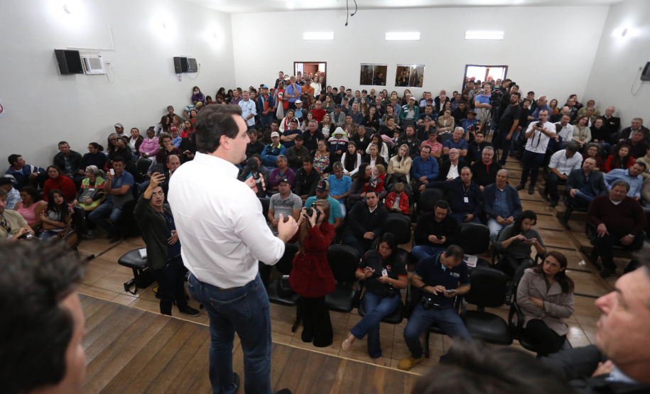 Cinquenta e seis famílias de produtores rurais ocupantes de terras pertencentes ao Estado (devolutas) em Pitanga e Boa Ventura do São Roque, no Centro do Paraná, receberam nesta sexta-feira (7) os títulos de propriedade de seus imóveis. Aguardado há anos pelas famílias, o documento de regularização das terras foi entregue em encontro com o governador Carlos Massa Ratinho Junior, realizado em Pitanga.   Foto: José Fernando Ogura/ANPr