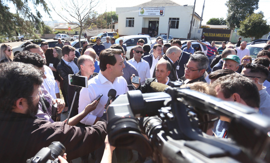 Cinquenta e seis famílias de produtores rurais ocupantes de terras pertencentes ao Estado (devolutas) em Pitanga e Boa Ventura do São Roque, no Centro do Paraná, receberam nesta sexta-feira (7) os títulos de propriedade de seus imóveis. Aguardado há anos pelas famílias, o documento de regularização das terras foi entregue em encontro com o governador Carlos Massa Ratinho Junior, realizado em Pitanga.   Foto: José Fernando Ogura/ANPr