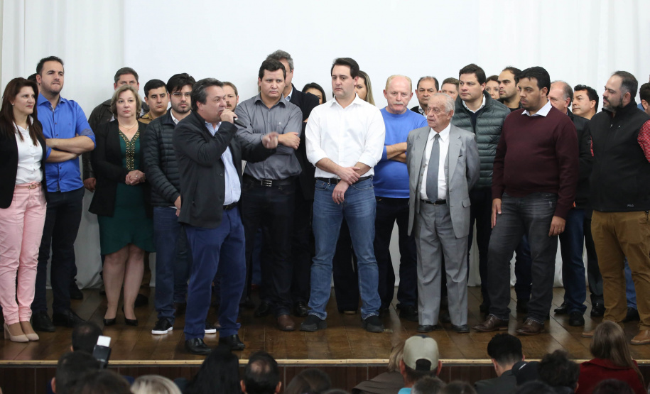 Cinquenta e seis famílias de produtores rurais ocupantes de terras pertencentes ao Estado (devolutas) em Pitanga e Boa Ventura do São Roque, no Centro do Paraná, receberam nesta sexta-feira (7) os títulos de propriedade de seus imóveis. Aguardado há anos pelas famílias, o documento de regularização das terras foi entregue em encontro com o governador Carlos Massa Ratinho Junior, realizado em Pitanga.   Foto: José Fernando Ogura/ANPr