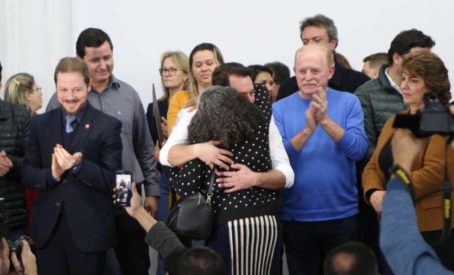 Cinquenta e seis famílias de produtores rurais ocupantes de terras pertencentes ao Estado (devolutas) em Pitanga e Boa Ventura do São Roque, no Centro do Paraná, receberam nesta sexta-feira (7) os títulos de propriedade de seus imóveis. Aguardado há anos pelas famílias, o documento de regularização das terras foi entregue em encontro com o governador Carlos Massa Ratinho Junior, realizado em Pitanga.   Foto: José Fernando Ogura/ANPr