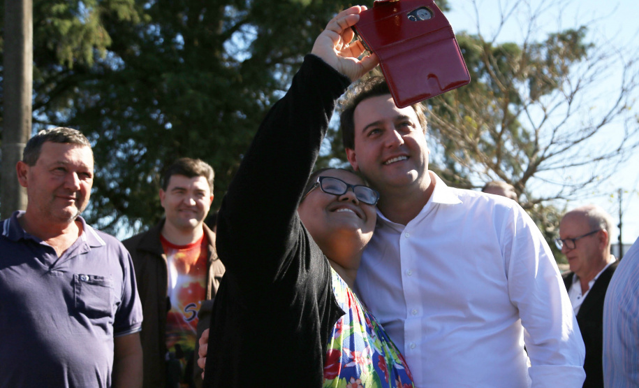Cinquenta e seis famílias de produtores rurais ocupantes de terras pertencentes ao Estado (devolutas) em Pitanga e Boa Ventura do São Roque, no Centro do Paraná, receberam nesta sexta-feira (7) os títulos de propriedade de seus imóveis. Aguardado há anos pelas famílias, o documento de regularização das terras foi entregue em encontro com o governador Carlos Massa Ratinho Junior, realizado em Pitanga.   Foto: José Fernando Ogura/ANPr