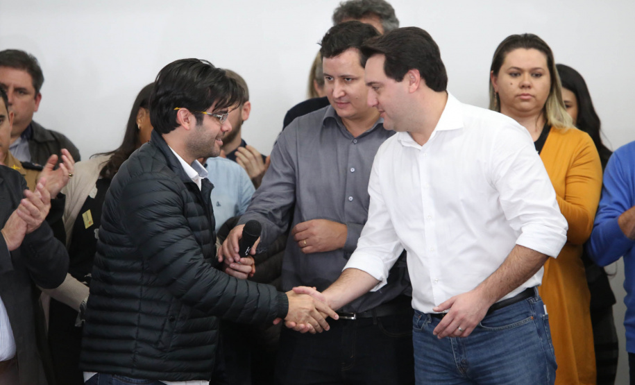 Cinquenta e seis famílias de produtores rurais ocupantes de terras pertencentes ao Estado (devolutas) em Pitanga e Boa Ventura do São Roque, no Centro do Paraná, receberam nesta sexta-feira (7) os títulos de propriedade de seus imóveis. Aguardado há anos pelas famílias, o documento de regularização das terras foi entregue em encontro com o governador Carlos Massa Ratinho Junior, realizado em Pitanga.   Foto: José Fernando Ogura/ANPr