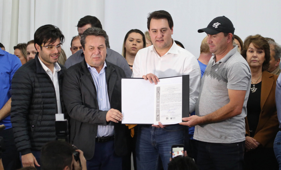 Cinquenta e seis famílias de produtores rurais ocupantes de terras pertencentes ao Estado (devolutas) em Pitanga e Boa Ventura do São Roque, no Centro do Paraná, receberam nesta sexta-feira (7) os títulos de propriedade de seus imóveis. Aguardado há anos pelas famílias, o documento de regularização das terras foi entregue em encontro com o governador Carlos Massa Ratinho Junior, realizado em Pitanga.   Foto: José Fernando Ogura/ANPr