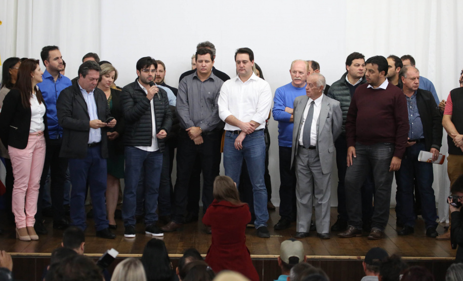 Cinquenta e seis famílias de produtores rurais ocupantes de terras pertencentes ao Estado (devolutas) em Pitanga e Boa Ventura do São Roque, no Centro do Paraná, receberam nesta sexta-feira (7) os títulos de propriedade de seus imóveis. Aguardado há anos pelas famílias, o documento de regularização das terras foi entregue em encontro com o governador Carlos Massa Ratinho Junior, realizado em Pitanga.   Foto: José Fernando Ogura/ANPr