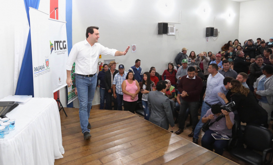 Cinquenta e seis famílias de produtores rurais ocupantes de terras pertencentes ao Estado (devolutas) em Pitanga e Boa Ventura do São Roque, no Centro do Paraná, receberam nesta sexta-feira (7) os títulos de propriedade de seus imóveis. Aguardado há anos pelas famílias, o documento de regularização das terras foi entregue em encontro com o governador Carlos Massa Ratinho Junior, realizado em Pitanga.   Foto: José Fernando Ogura/ANPr