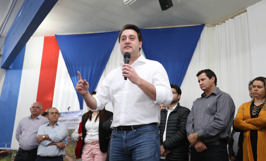 Cinquenta e seis famílias de produtores rurais ocupantes de terras pertencentes ao Estado (devolutas) em Pitanga e Boa Ventura do São Roque, no Centro do Paraná, receberam nesta sexta-feira (7) os títulos de propriedade de seus imóveis. Aguardado há anos pelas famílias, o documento de regularização das terras foi entregue em encontro com o governador Carlos Massa Ratinho Junior, realizado em Pitanga.   Foto: José Fernando Ogura/ANPr