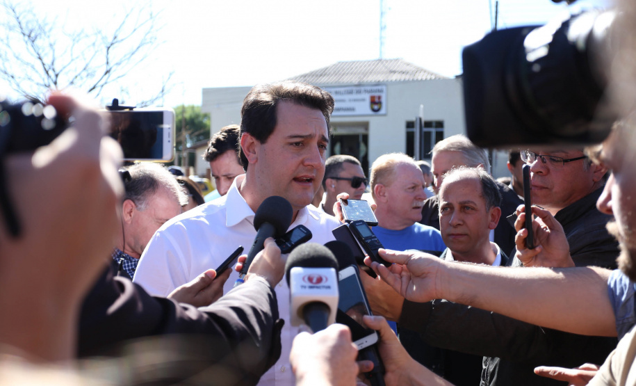 Cinquenta e seis famílias de produtores rurais ocupantes de terras pertencentes ao Estado (devolutas) em Pitanga e Boa Ventura do São Roque, no Centro do Paraná, receberam nesta sexta-feira (7) os títulos de propriedade de seus imóveis. Aguardado há anos pelas famílias, o documento de regularização das terras foi entregue em encontro com o governador Carlos Massa Ratinho Junior, realizado em Pitanga.   Foto: José Fernando Ogura/ANPr