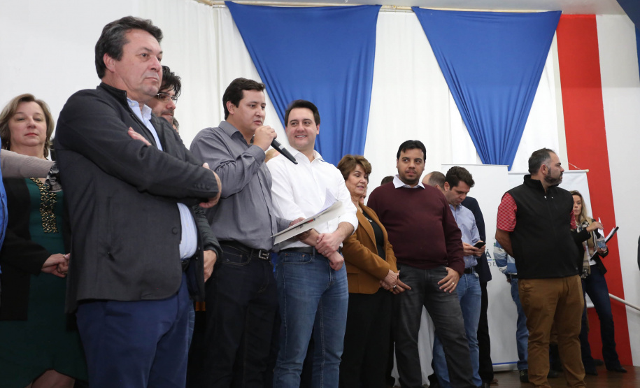 Cinquenta e seis famílias de produtores rurais ocupantes de terras pertencentes ao Estado (devolutas) em Pitanga e Boa Ventura do São Roque, no Centro do Paraná, receberam nesta sexta-feira (7) os títulos de propriedade de seus imóveis. Aguardado há anos pelas famílias, o documento de regularização das terras foi entregue em encontro com o governador Carlos Massa Ratinho Junior, realizado em Pitanga.   Foto: José Fernando Ogura/ANPr