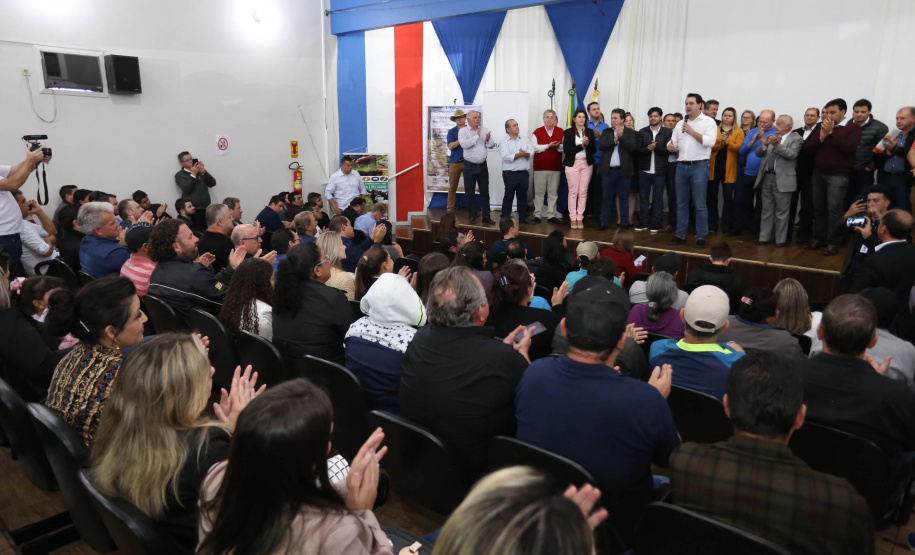 Cinquenta e seis famílias de produtores rurais ocupantes de terras pertencentes ao Estado (devolutas) em Pitanga e Boa Ventura do São Roque, no Centro do Paraná, receberam nesta sexta-feira (7) os títulos de propriedade de seus imóveis. Aguardado há anos pelas famílias, o documento de regularização das terras foi entregue em encontro com o governador Carlos Massa Ratinho Junior, realizado em Pitanga.   Foto: José Fernando Ogura/ANPr