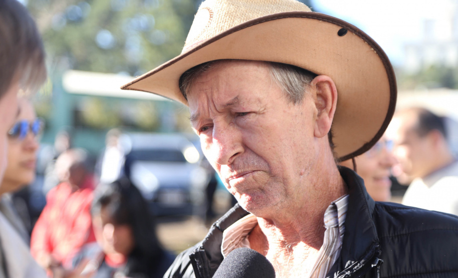 Cinquenta e seis famílias de produtores rurais ocupantes de terras pertencentes ao Estado (devolutas) em Pitanga e Boa Ventura do São Roque, no Centro do Paraná, receberam nesta sexta-feira (7) os títulos de propriedade de seus imóveis. Aguardado há anos pelas famílias, o documento de regularização das terras foi entregue em encontro com o governador Carlos Massa Ratinho Junior, realizado em Pitanga.   Foto: José Fernando Ogura/ANPr
