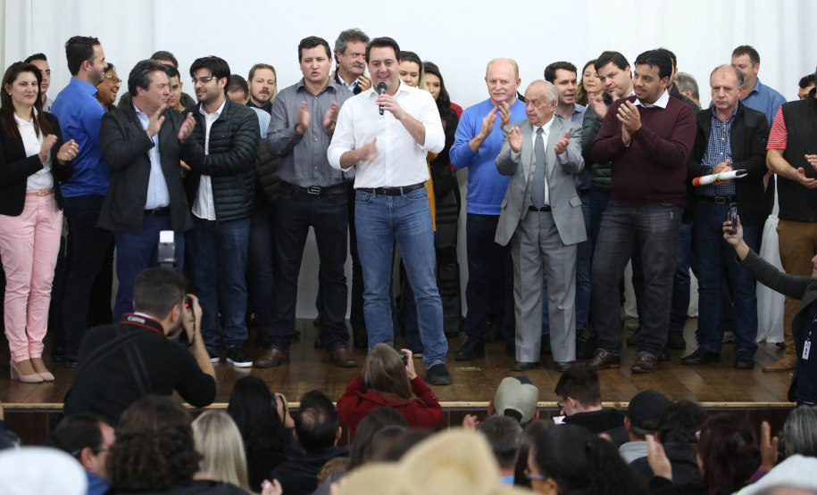 Cinquenta e seis famílias de produtores rurais ocupantes de terras pertencentes ao Estado (devolutas) em Pitanga e Boa Ventura do São Roque, no Centro do Paraná, receberam nesta sexta-feira (7) os títulos de propriedade de seus imóveis. Aguardado há anos pelas famílias, o documento de regularização das terras foi entregue em encontro com o governador Carlos Massa Ratinho Junior, realizado em Pitanga.   Foto: José Fernando Ogura/ANPr