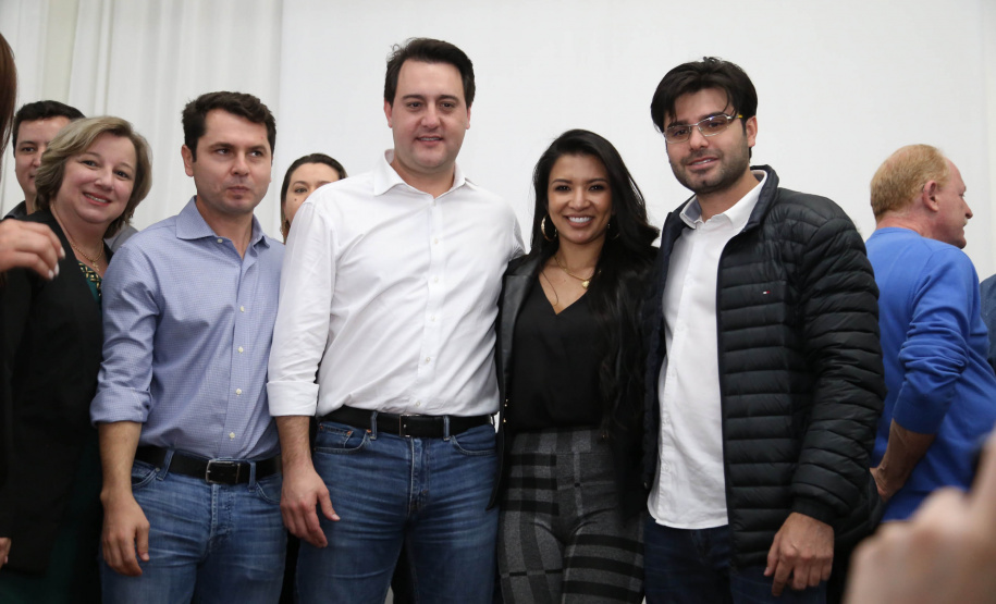 Cinquenta e seis famílias de produtores rurais ocupantes de terras pertencentes ao Estado (devolutas) em Pitanga e Boa Ventura do São Roque, no Centro do Paraná, receberam nesta sexta-feira (7) os títulos de propriedade de seus imóveis. Aguardado há anos pelas famílias, o documento de regularização das terras foi entregue em encontro com o governador Carlos Massa Ratinho Junior, realizado em Pitanga.   Foto: José Fernando Ogura/ANPr