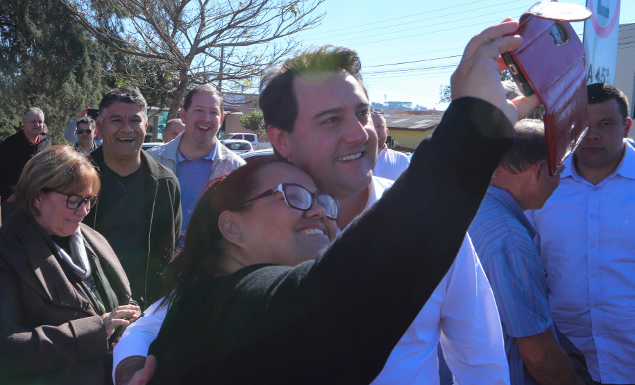 Cinquenta e seis famílias de produtores rurais ocupantes de terras pertencentes ao Estado (devolutas) em Pitanga e Boa Ventura do São Roque, no Centro do Paraná, receberam nesta sexta-feira (7) os títulos de propriedade de seus imóveis. Aguardado há anos pelas famílias, o documento de regularização das terras foi entregue em encontro com o governador Carlos Massa Ratinho Junior, realizado em Pitanga. Foto: Rodrigo Felix Leal/ANPr