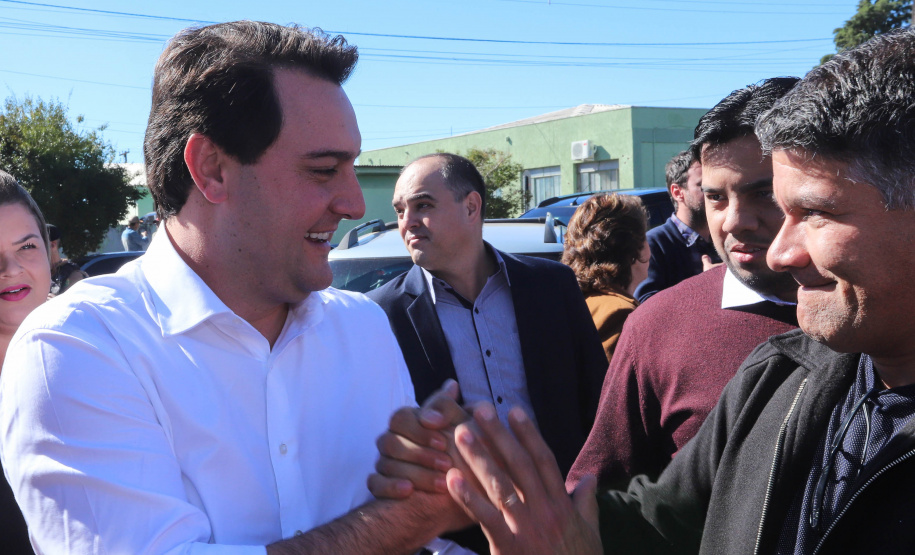 Cinquenta e seis famílias de produtores rurais ocupantes de terras pertencentes ao Estado (devolutas) em Pitanga e Boa Ventura do São Roque, no Centro do Paraná, receberam nesta sexta-feira (7) os títulos de propriedade de seus imóveis. Aguardado há anos pelas famílias, o documento de regularização das terras foi entregue em encontro com o governador Carlos Massa Ratinho Junior, realizado em Pitanga. Foto: Rodrigo Felix Leal/ANPr