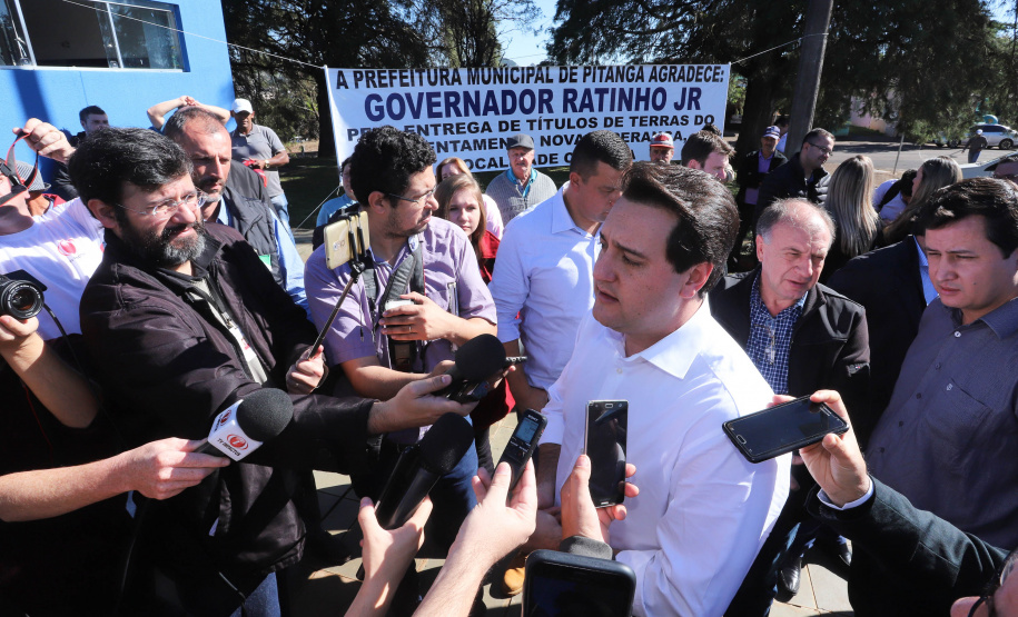 Cinquenta e seis famílias de produtores rurais ocupantes de terras pertencentes ao Estado (devolutas) em Pitanga e Boa Ventura do São Roque, no Centro do Paraná, receberam nesta sexta-feira (7) os títulos de propriedade de seus imóveis. Aguardado há anos pelas famílias, o documento de regularização das terras foi entregue em encontro com o governador Carlos Massa Ratinho Junior, realizado em Pitanga. Foto: Rodrigo Felix Leal/ANPr