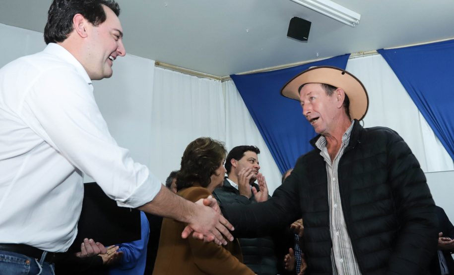 Cinquenta e seis famílias de produtores rurais ocupantes de terras pertencentes ao Estado (devolutas) em Pitanga e Boa Ventura do São Roque, no Centro do Paraná, receberam nesta sexta-feira (7) os títulos de propriedade de seus imóveis. Aguardado há anos pelas famílias, o documento de regularização das terras foi entregue em encontro com o governador Carlos Massa Ratinho Junior, realizado em Pitanga. Foto: Rodrigo Felix Leal/ANPr