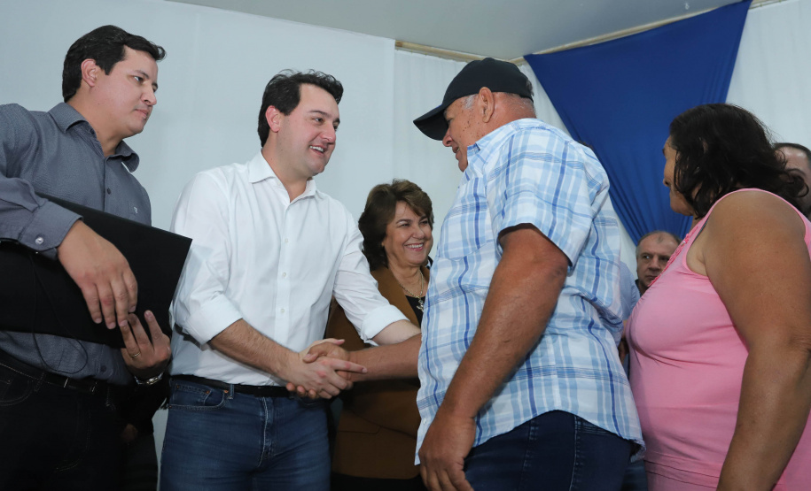 Cinquenta e seis famílias de produtores rurais ocupantes de terras pertencentes ao Estado (devolutas) em Pitanga e Boa Ventura do São Roque, no Centro do Paraná, receberam nesta sexta-feira (7) os títulos de propriedade de seus imóveis. Aguardado há anos pelas famílias, o documento de regularização das terras foi entregue em encontro com o governador Carlos Massa Ratinho Junior, realizado em Pitanga. Foto: Rodrigo Felix Leal/ANPr