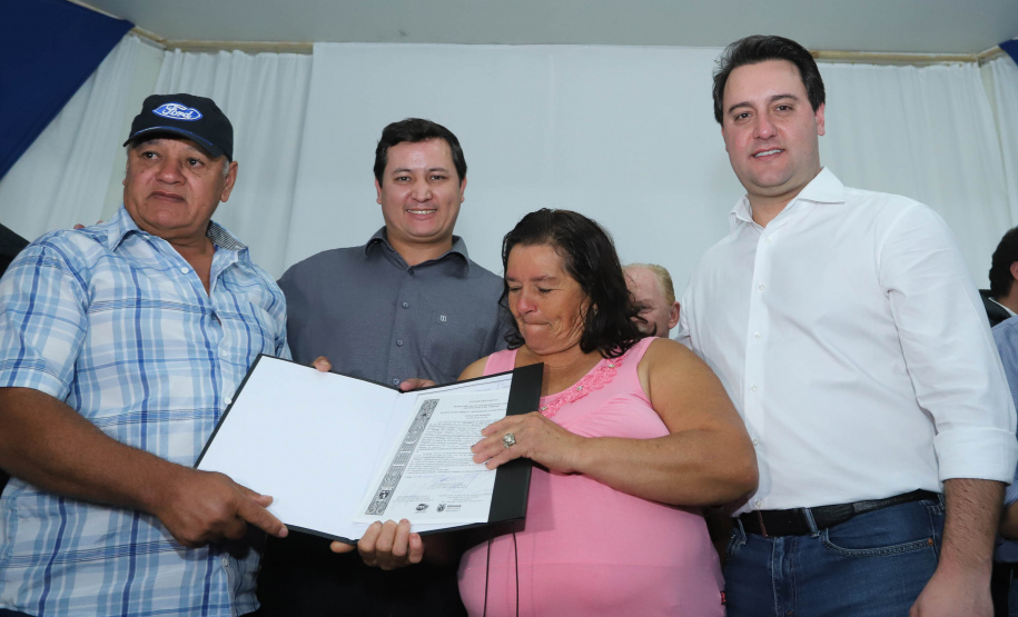 Cinquenta e seis famílias de produtores rurais ocupantes de terras pertencentes ao Estado (devolutas) em Pitanga e Boa Ventura do São Roque, no Centro do Paraná, receberam nesta sexta-feira (7) os títulos de propriedade de seus imóveis. Aguardado há anos pelas famílias, o documento de regularização das terras foi entregue em encontro com o governador Carlos Massa Ratinho Junior, realizado em Pitanga. Foto: Rodrigo Felix Leal/ANPr
