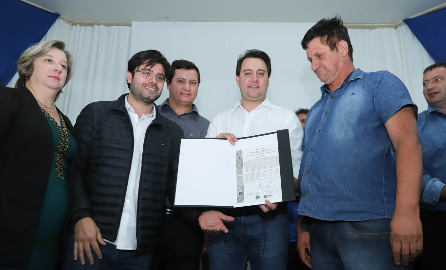 Cinquenta e seis famílias de produtores rurais ocupantes de terras pertencentes ao Estado (devolutas) em Pitanga e Boa Ventura do São Roque, no Centro do Paraná, receberam nesta sexta-feira (7) os títulos de propriedade de seus imóveis. Aguardado há anos pelas famílias, o documento de regularização das terras foi entregue em encontro com o governador Carlos Massa Ratinho Junior, realizado em Pitanga. Foto: Rodrigo Felix Leal/ANPr