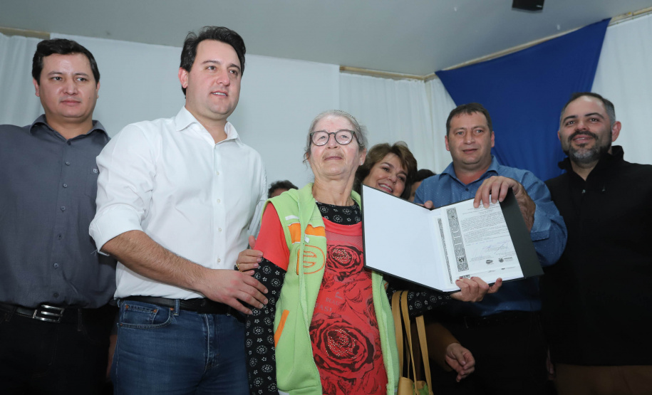 Cinquenta e seis famílias de produtores rurais ocupantes de terras pertencentes ao Estado (devolutas) em Pitanga e Boa Ventura do São Roque, no Centro do Paraná, receberam nesta sexta-feira (7) os títulos de propriedade de seus imóveis. Aguardado há anos pelas famílias, o documento de regularização das terras foi entregue em encontro com o governador Carlos Massa Ratinho Junior, realizado em Pitanga. Foto: Rodrigo Felix Leal/ANPr