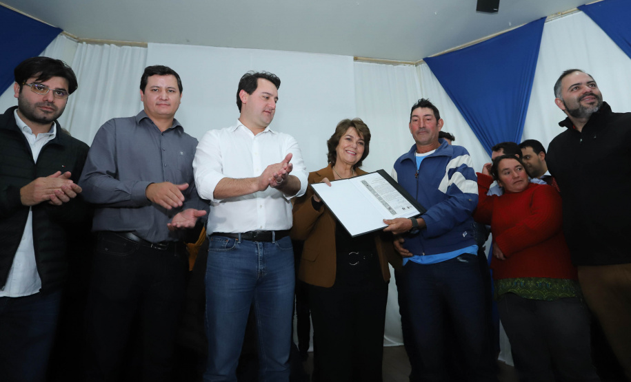 Cinquenta e seis famílias de produtores rurais ocupantes de terras pertencentes ao Estado (devolutas) em Pitanga e Boa Ventura do São Roque, no Centro do Paraná, receberam nesta sexta-feira (7) os títulos de propriedade de seus imóveis. Aguardado há anos pelas famílias, o documento de regularização das terras foi entregue em encontro com o governador Carlos Massa Ratinho Junior, realizado em Pitanga. Foto: Rodrigo Felix Leal/ANPr