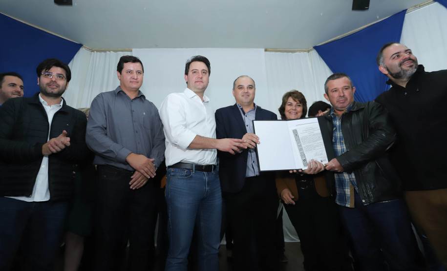 Cinquenta e seis famílias de produtores rurais ocupantes de terras pertencentes ao Estado (devolutas) em Pitanga e Boa Ventura do São Roque, no Centro do Paraná, receberam nesta sexta-feira (7) os títulos de propriedade de seus imóveis. Aguardado há anos pelas famílias, o documento de regularização das terras foi entregue em encontro com o governador Carlos Massa Ratinho Junior, realizado em Pitanga. Foto: Rodrigo Felix Leal/ANPr