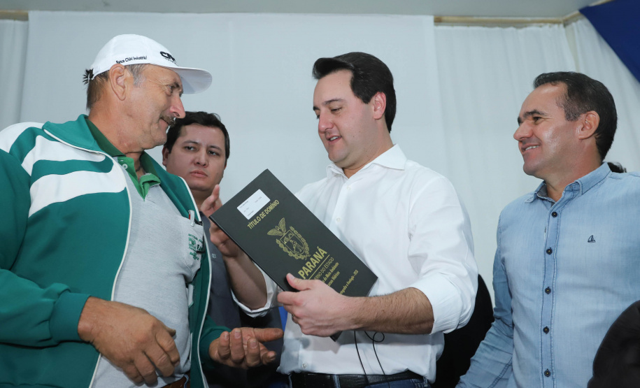 Cinquenta e seis famílias de produtores rurais ocupantes de terras pertencentes ao Estado (devolutas) em Pitanga e Boa Ventura do São Roque, no Centro do Paraná, receberam nesta sexta-feira (7) os títulos de propriedade de seus imóveis. Aguardado há anos pelas famílias, o documento de regularização das terras foi entregue em encontro com o governador Carlos Massa Ratinho Junior, realizado em Pitanga. Foto: Rodrigo Felix Leal/ANPr