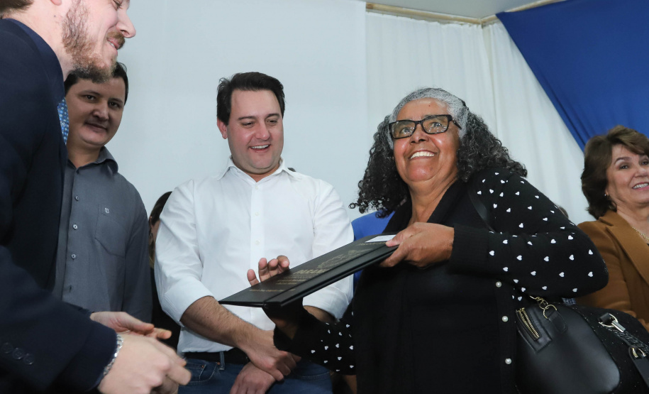 Cinquenta e seis famílias de produtores rurais ocupantes de terras pertencentes ao Estado (devolutas) em Pitanga e Boa Ventura do São Roque, no Centro do Paraná, receberam nesta sexta-feira (7) os títulos de propriedade de seus imóveis. Aguardado há anos pelas famílias, o documento de regularização das terras foi entregue em encontro com o governador Carlos Massa Ratinho Junior, realizado em Pitanga. Foto: Rodrigo Felix Leal/ANPr