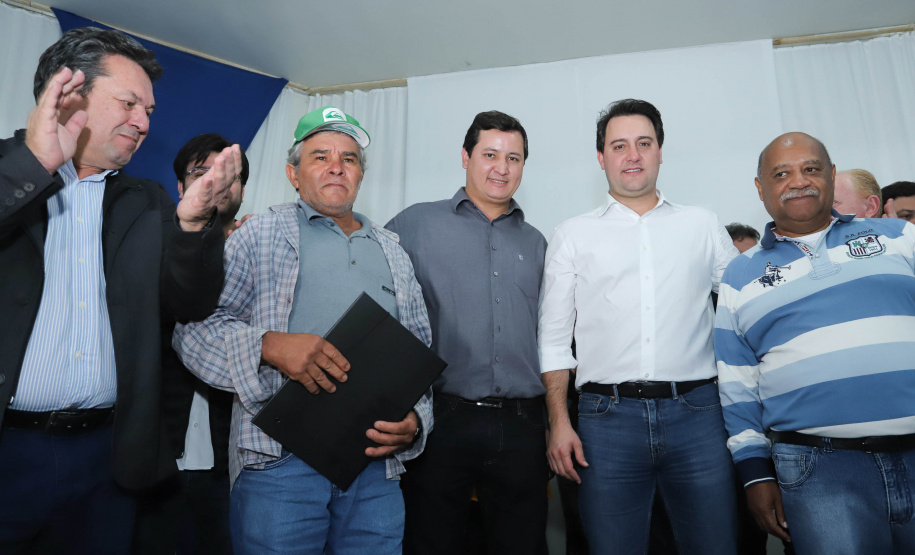 Cinquenta e seis famílias de produtores rurais ocupantes de terras pertencentes ao Estado (devolutas) em Pitanga e Boa Ventura do São Roque, no Centro do Paraná, receberam nesta sexta-feira (7) os títulos de propriedade de seus imóveis. Aguardado há anos pelas famílias, o documento de regularização das terras foi entregue em encontro com o governador Carlos Massa Ratinho Junior, realizado em Pitanga. Foto: Rodrigo Felix Leal/ANPr